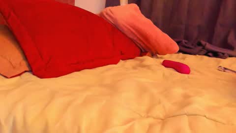 LAURA SOE online show from September 25, 2025, 6:55 pm