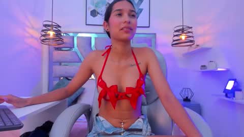 laura stuar online show from November 8, 2025, 12:49 pm