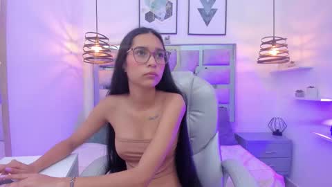 laura stuar online show from November 14, 2025, 12:04 pm