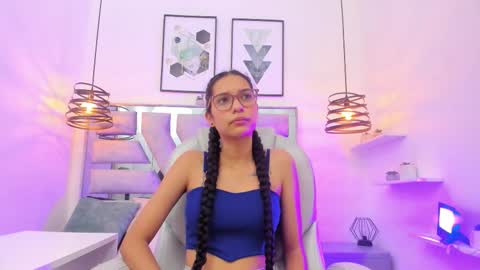 laura stuar online show from November 26, 2025, 1:12 pm