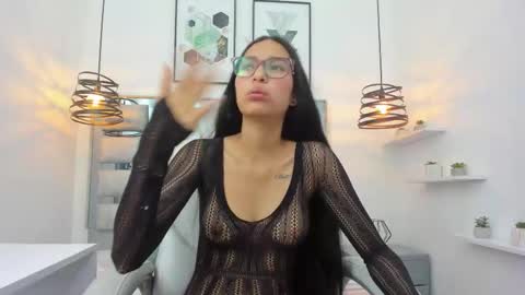 laura stuar online show from December 5, 2025, 3:04 am