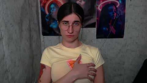 Snapshot of lauradre_ chatting on June 4, 2026, 12:00 pm Laura online show from June 4, 2026, 12:00 pm