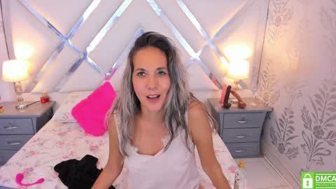 Snapshot of laurafarrely chatting on December 3, 2024, 4:39 pm Laura online show from December 3, 2024, 4:39 pm