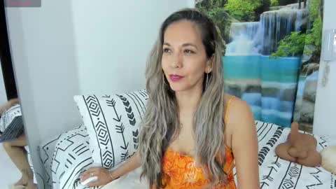 Snapshot of laurafarrely chatting on January 16, 2026, 9:13 am Laura online show from January 16, 2026, 9:13 am