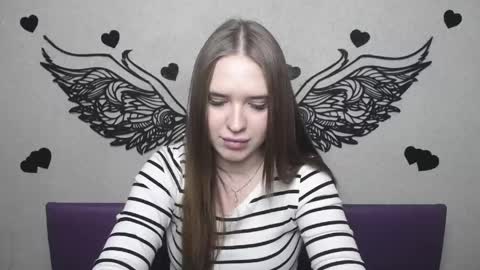 LauraHlot online show from April 18, 2026, 7:07 pm