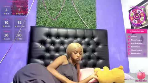 laurahot_699 online show from November 22, 2025, 2:27 pm