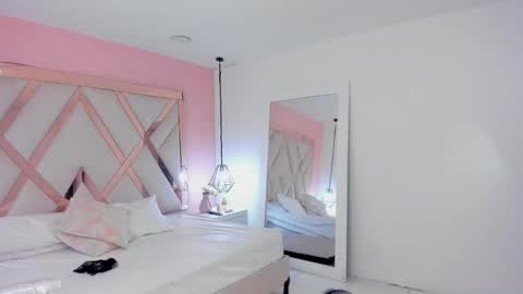 laura  online show from November 19, 2025, 9:26 pm