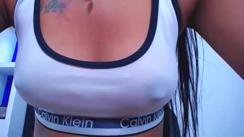 lauramossart online show from November 18, 2025, 2:17 am