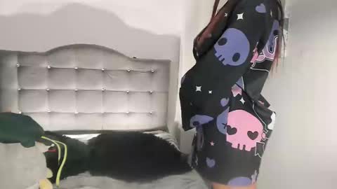 lauraohana online show from December 3, 2024, 2:03 am