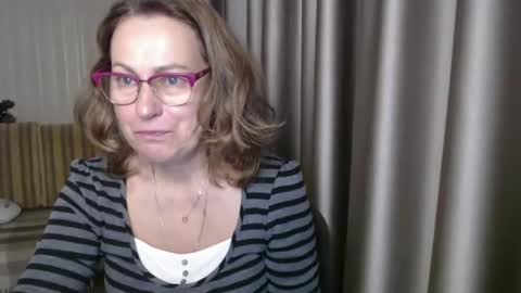 Lauraoven1 online show from December 18, 2024, 2:06 pm