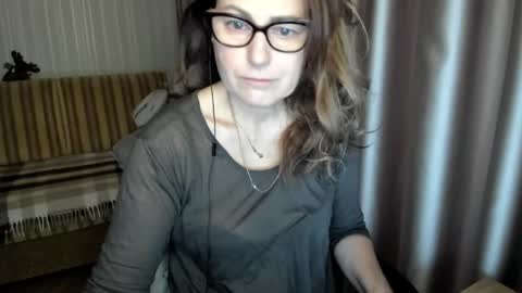 Lauraoven1 online show from December 18, 2025, 7:47 am