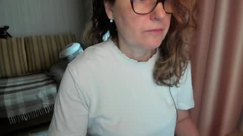 Lauraoven1 online show from April 3, 2026, 7:28 am