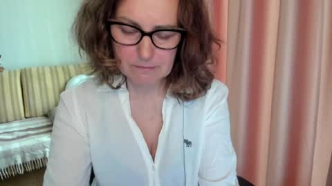 Snapshot of lauraoven1 chatting on May 17, 2026, 7:39 am Lauraoven1 online show from May 17, 2026, 7:39 am
