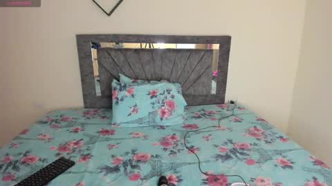 laurasofia01 online show from November 27, 2025, 2:02 am