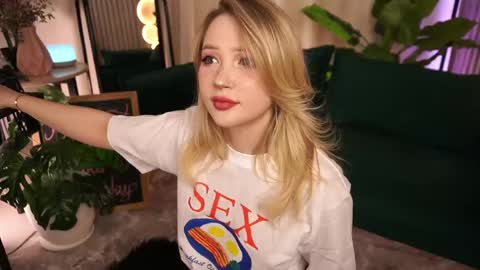  Laura  online show from April 23, 2026, 12:40 pm