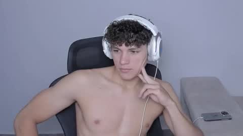 Laureent online show from October 2, 2025, 9:44 pm