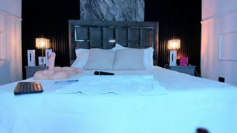 Lauren Weels online show from April 21, 2026, 8:12 pm