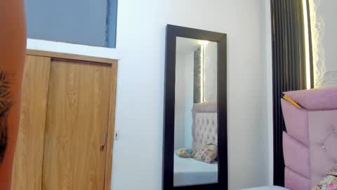 Laurem online show from November 12, 2025, 7:13 pm