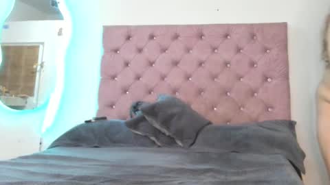 laurenlaine online show from September 27, 2025, 2:49 am