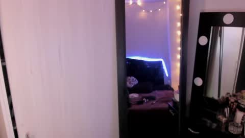 laurenn_111 online show from May 24, 2026, 5:01 am