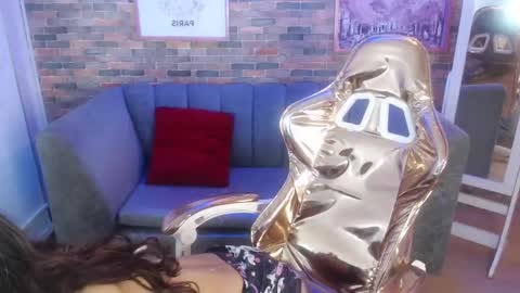 Laurita  online show from February 10, 2025, 7:49 pm