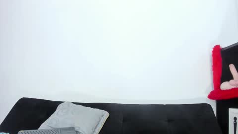 LauryJonson  online show from January 18, 2026, 12:36 am