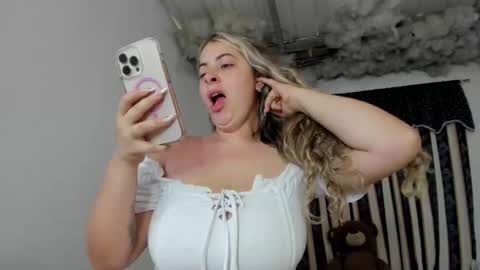 Snapshot of lauu_g chatting on February 4, 2026, 12:33 pm Lauu G online show from February 4, 2026, 12:33 pm