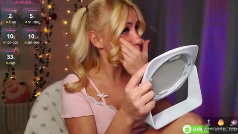 Mia online show from November 2, 2025, 7:05 pm