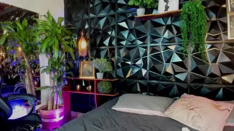 Layla online show from November 25, 2025, 9:37 pm