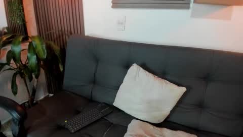 Layla online show from November 28, 2025, 1:30 am