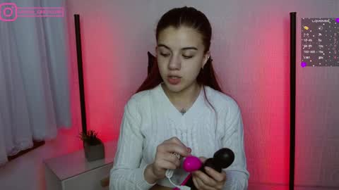 Layla online show from December 30, 2024, 2:08 pm