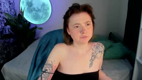 Layla online show from December 5, 2025, 7:06 am