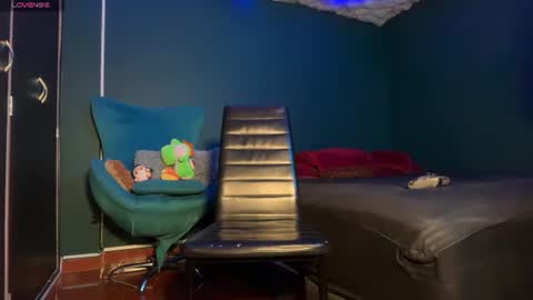 Snapshot of layla_dominac chatting on July 10, 2026, 8:50 am Layla help me with your thumbs up its important online show from July 10, 2026, 8:50 am