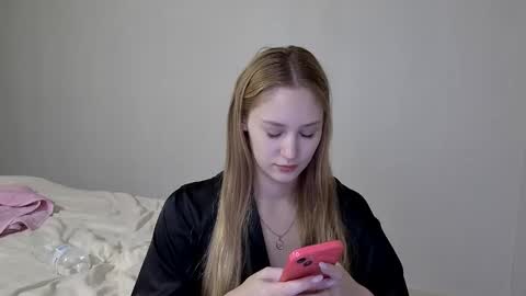 Laylla001 online show from December 4, 2024, 2:37 pm