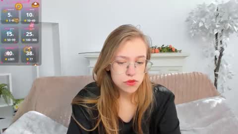 layriantavee online show from September 13, 2025, 6:02 am