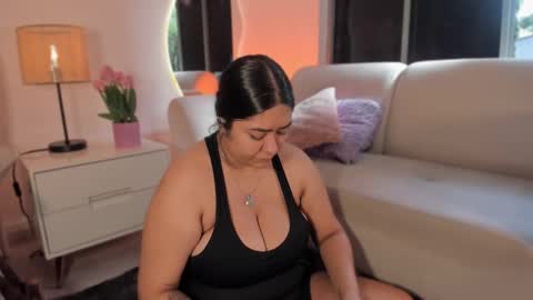 Leah online show from November 3, 2025, 1:45 pm