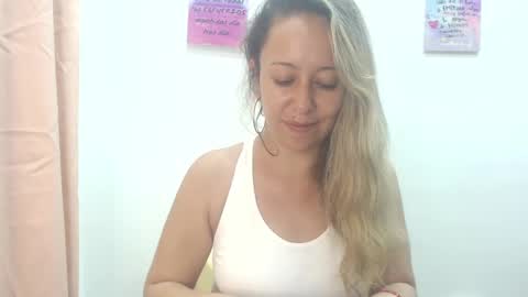 Snapshot of leah_susman chatting on February 25, 2025, 2:03 am leah_susman online show from February 25, 2025, 2:03 am