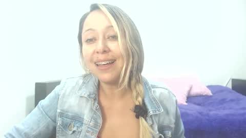 Snapshot of leah_susman chatting on December 4, 2025, 2:21 am leah_susman online show from December 4, 2025, 2:21 am