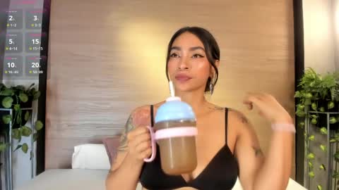 Snapshot of leamonroe__ chatting on June 7, 2026, 12:20 pm Hey Im Lea online show from June 7, 2026, 12:20 pm