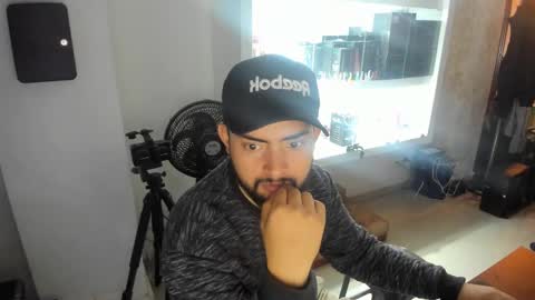 leandro_gb online show from February 10, 2025, 2:05 pm