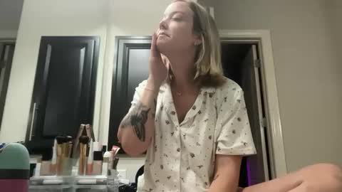 leanneluxecouple online show from November 3, 2025, 12:17 pm