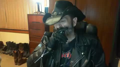 Snapshot of leathergreaser chatting on April 30, 2026, 7:42 pm leathergreaser online show from April 30, 2026, 7:42 pm