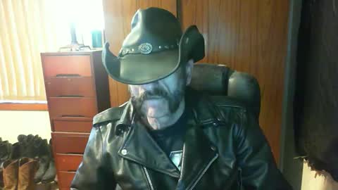 Snapshot of leathergreaser chatting on June 3, 2026, 9:42 pm leathergreaser online show from June 3, 2026, 9:42 pm
