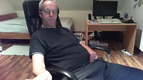 Snapshot of lefti27 chatting on December 3, 2024, 4:28 pm Dave online show from December 3, 2024, 4:28 pm