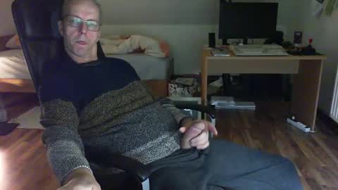 Snapshot of lefti27 chatting on December 6, 2024, 11:03 pm Dave online show from December 6, 2024, 11:03 pm