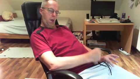 Snapshot of lefti27 chatting on December 8, 2024, 12:18 am Dave online show from December 8, 2024, 12:18 am