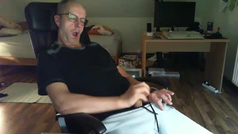 Snapshot of lefti27 chatting on December 9, 2024, 10:52 pm Dave online show from December 9, 2024, 10:52 pm