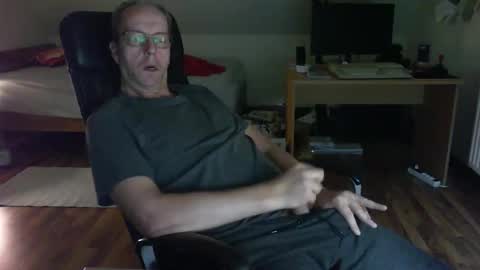 Snapshot of lefti27 chatting on December 22, 2024, 12:39 am Dave online show from December 22, 2024, 12:39 am