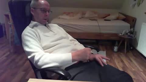 Snapshot of lefti27 chatting on January 18, 2025, 4:10 pm Dave online show from January 18, 2025, 4:10 pm