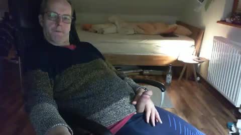 Snapshot of lefti27 chatting on February 3, 2025, 10:21 pm Dave online show from February 3, 2025, 10:21 pm